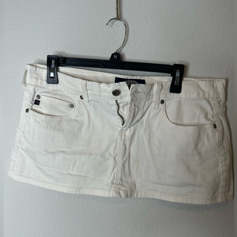 Women’s white short. Size XL.